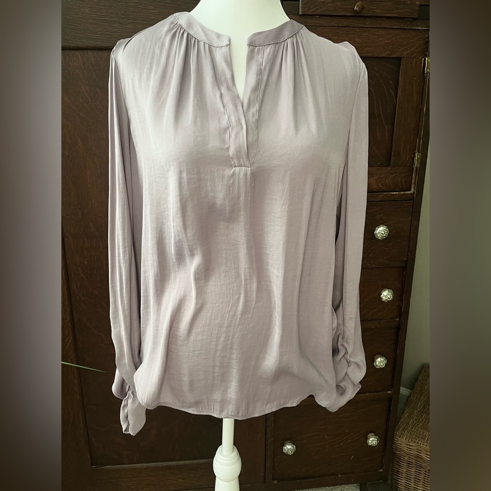 Philosophy lilac SZ M loose fit blouse. Gathered sleeves at wrists. Pretty - Picture 2 of 12